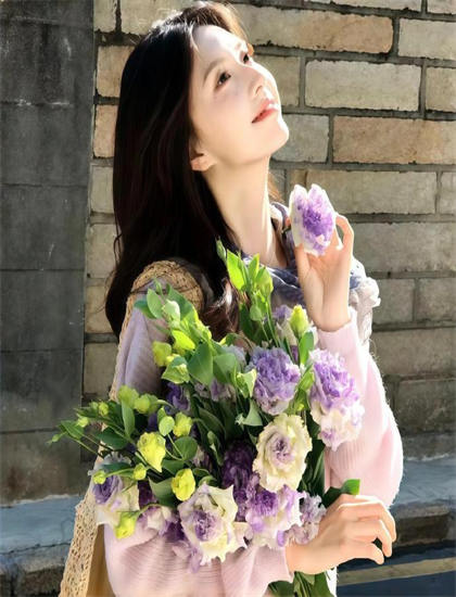 表演艺术解析：《那年桃花依旧笑春风》的表演风格的独特性与艺术价值 揭示人性的复杂与美好