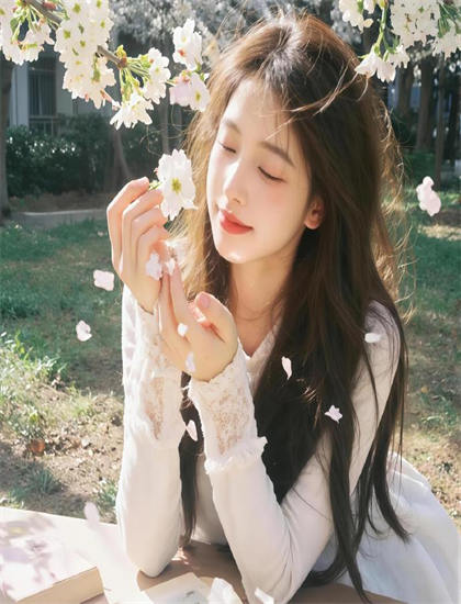 白求恩：一个英雄的成长美学价值分析：艺术美感与审美特征探讨